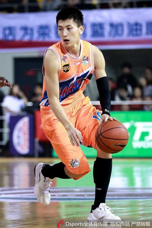 辽宁双子星郭艾伦与赵继伟在场上默契击掌，他们将分别在双国家队中承担起组织大脑的重任