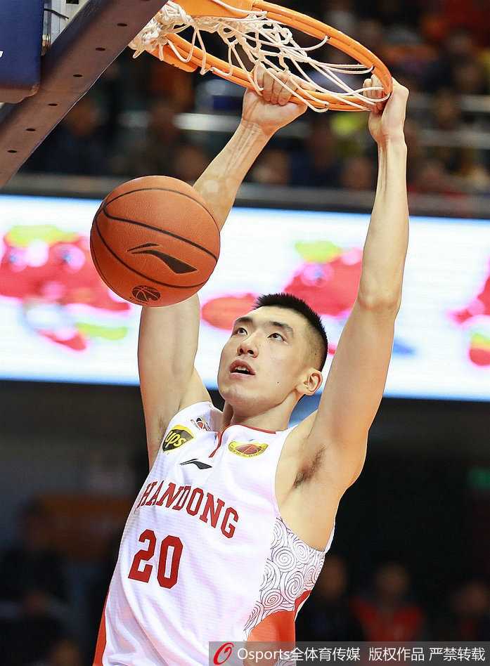 山东大汉陶汉林与贾诚在内线肌肉相搏，展现了中国男篮双国家队选拔赛上激烈的竞争氛围