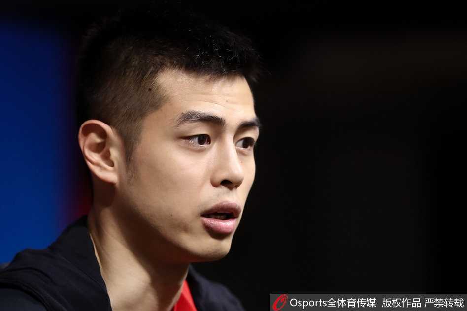 训练间隙，丁彦雨航神情轻松，与身旁的队友交流着刚才那个勾手动作的发力细节，团队氛围融洽。