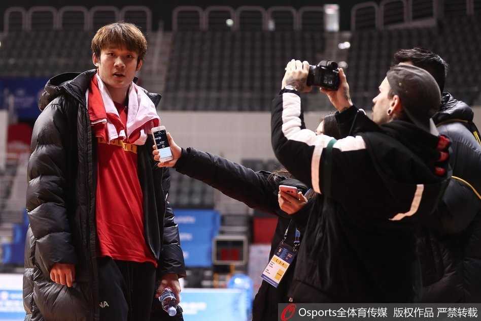 丁彦雨航在多人包夹的模拟防守下依然完成勾手投篮，展现出强大的核心力量和出色的身体控制能力。