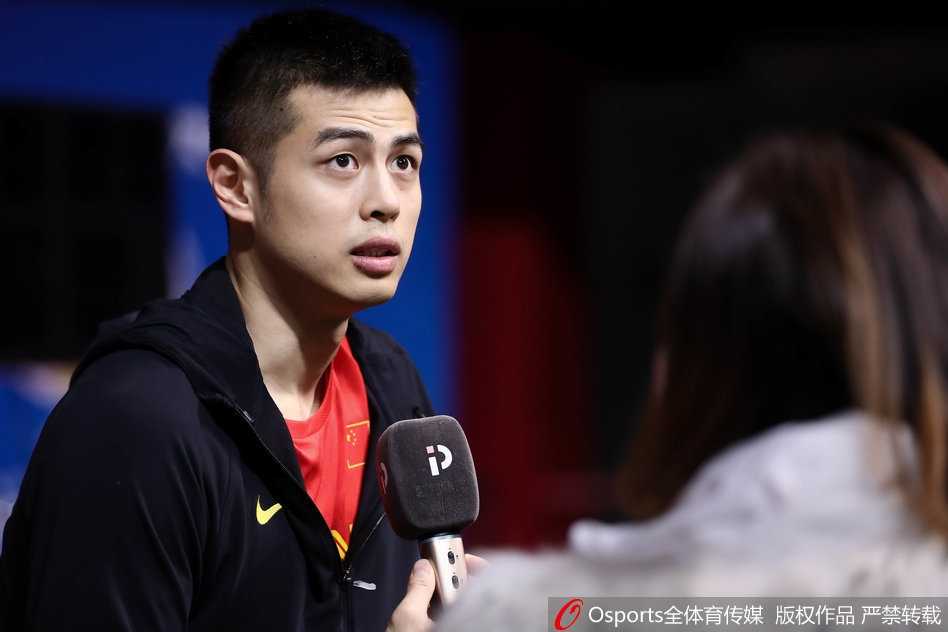 专注的眼神锁定篮筐，丁彦雨航在对抗训练中完成勾手投篮，投篮手型保持得极其标准，显示出扎实的基本功。