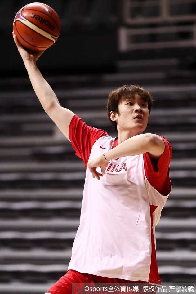 丁彦雨航在训练中面对防守球员，从容不迫地高高跃起，手中的篮球在空中划出一道美妙的弧线，直钻网心。