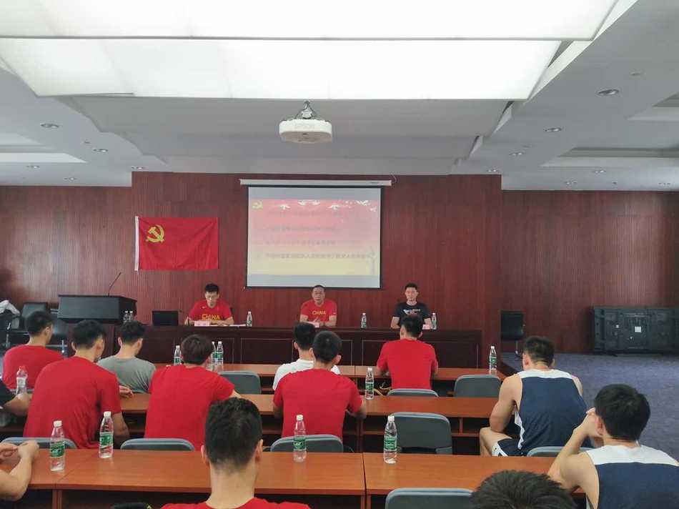 杜锋指导在临时党支部成立会议上神情专注而严肃，他正带领全体队员重温入党誓词与习近平总书记的讲话精神，眼神中透露出对这支年轻队伍的殷切期望。