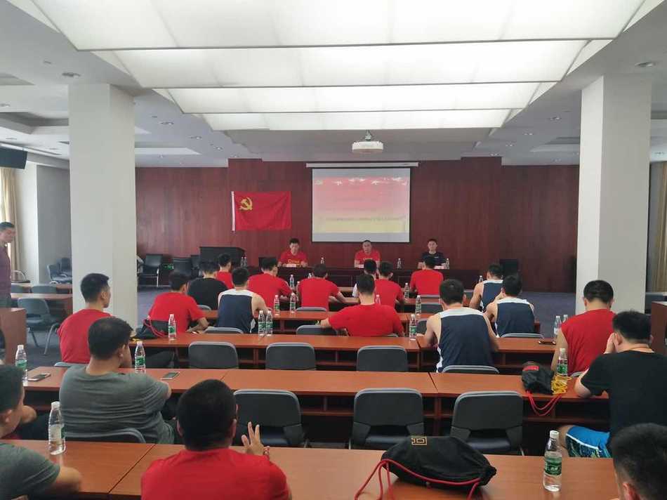 李敬宇庄重地站在鲜艳的党旗旁，他身姿笔挺，目光如炬，与党旗的合影不仅是一张照片，更是他将拼搏精神与红色信仰紧密相连的无声承诺。