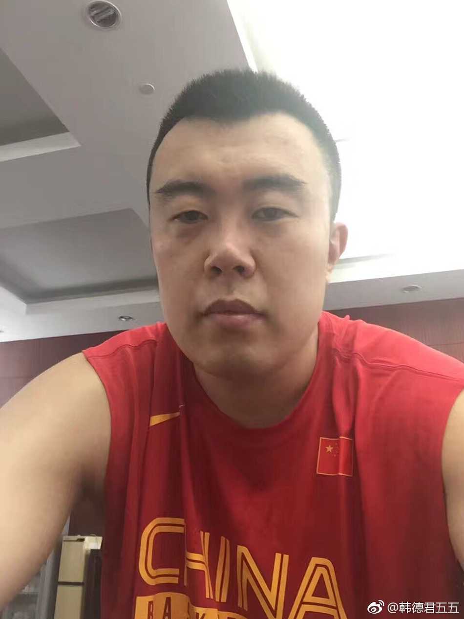 队长周鹏面对党旗深情告白，他代表球队送出对党的生日祝福，坚定的语气中饱含着为国家荣誉而战的决心，展现出一位成熟球员的家国情怀。