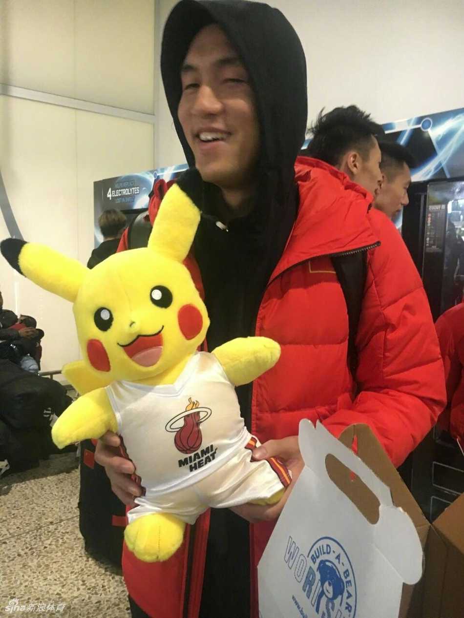 高大魁梧的韩德君在机场行李大厅拿出手机，面带微笑地寻找角度进行自拍，想要记录下这从盛夏瞬间穿越到寒冬的奇妙时刻。