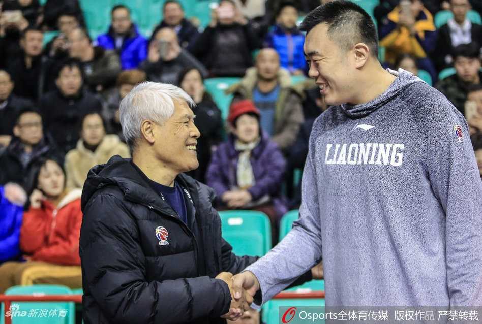 白发苍苍的蒋兴权指导站在赛场边，面容慈祥而坚毅，目光如炬地注视着远方，仿佛在审视着他倾注一生的篮球战场。