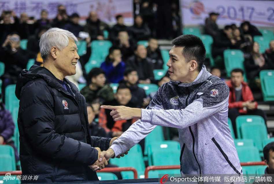 辽宁男篮的队员们身着白色训练服，整齐排列，年轻的面庞上写满敬意，集体向场边的恩师蒋兴权鞠躬致意，画面充满仪式感。