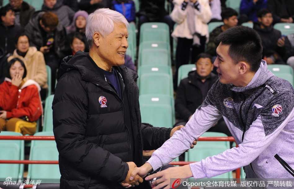 比赛开始前，灯光照耀下的球场，蒋兴权指导与辽宁队的工作人员或昔日弟子握手寒暄，笑容可掬，气氛融洽，宛如一场家庭聚会。