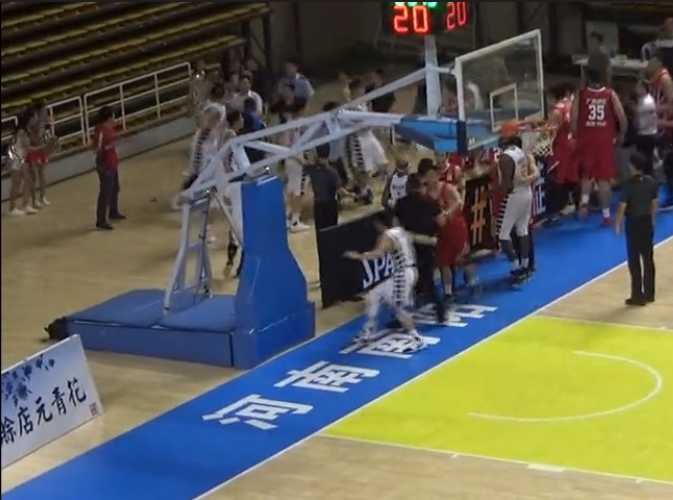 赛后，球员通道里一片狼藉，地上散落着矿泉水瓶等杂物，空旷的球场在灯光下显得格外讽刺，记录着刚刚发生的那场荒诞而暴力的闹剧。