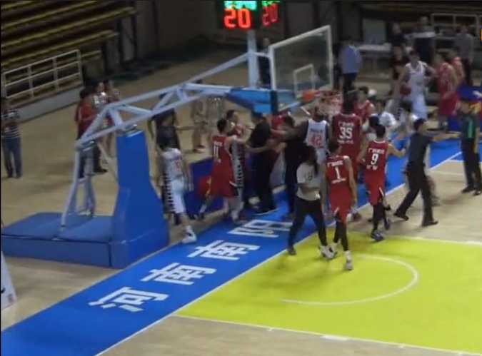 镜头捕捉到冲突中的惨烈代价，一名球员的脸上挂着清晰的伤痕，眼神中透露出一丝茫然，这场斗殴没有赢家，留下的只有伤痛和禁赛的处罚。