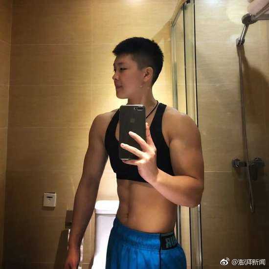 孙婧琪在健身房里眼神坚毅，她紧实的麒麟臂和清晰的腹肌在灯光下展现出雕塑般的美感，整个人散发着自信与帅气。