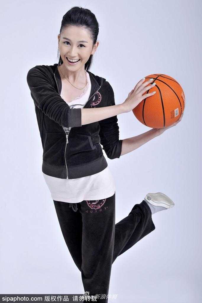 拍摄间隙，她轻拭汗水，清新气质宛如邻家学妹，但眼神中却透着明星般的坚定光芒，汗水让她的肌肤更显健康光泽。