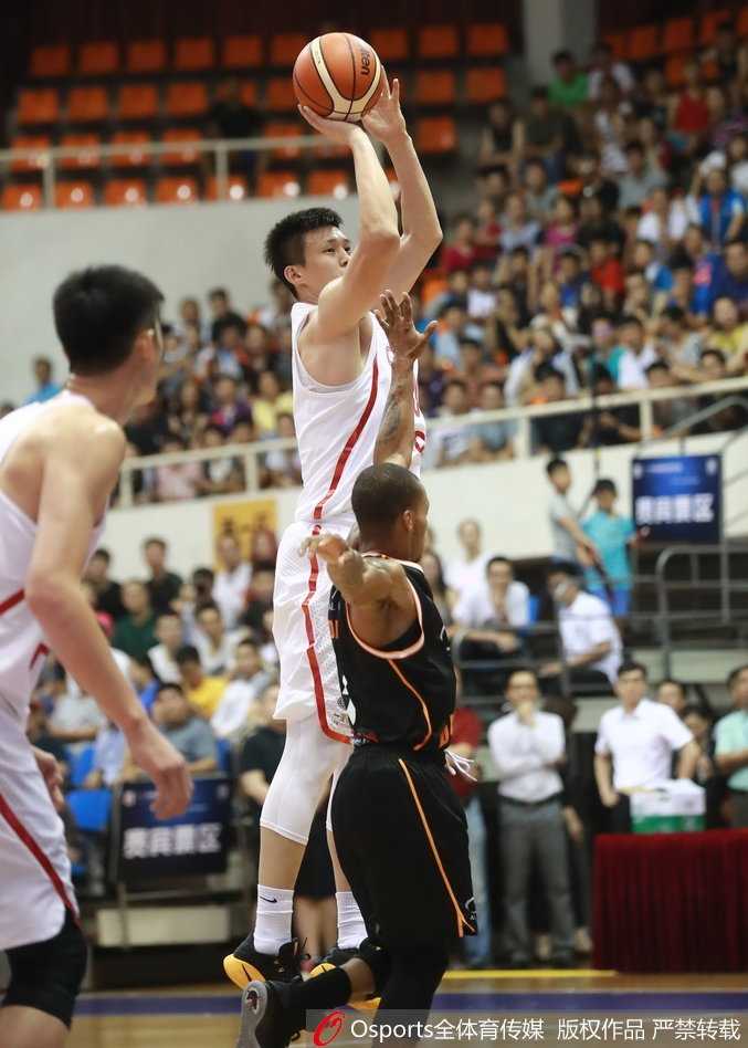 周鹏侧翼持球，眼神坚毅，面对防守球员从容指挥队友跑位。