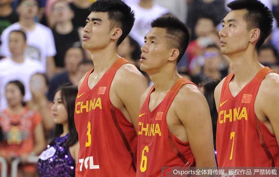 蓝队核心郭艾伦在澳大利亚高大内线的围堵下依然闲庭信步，用他标志性的华丽转身撕开防线。