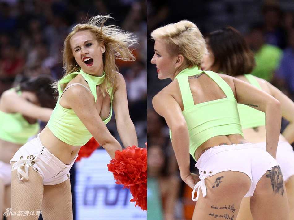 篮球赛场边，金发啦啦队队员热情舞动，曼妙身姿与动感舞步瞬间点燃全场气氛