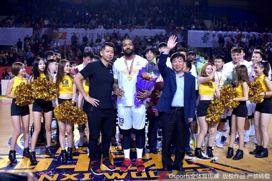 陕西信达队的教练组成员在获胜瞬间激动地拥抱在一起，他们身后的记分牌上123-90的比分清晰可见，这一刻所有的战术布置和辛勤付出都化为了喜悦的泪水。