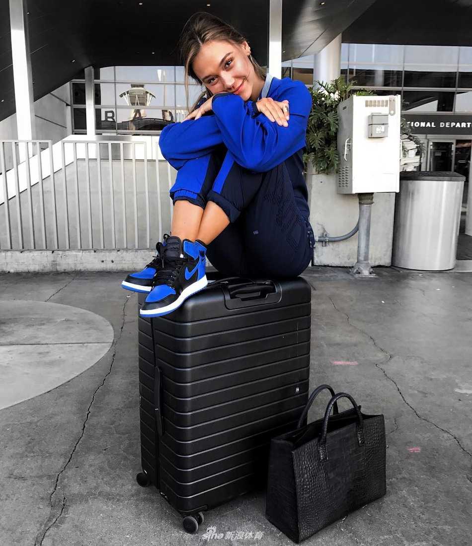 练功房的特写镜头，陈小秋正系紧脚上那双纯白AF1的鞋带。阳光透过窗户洒在她的侧脸和球鞋上，画面宁静而美好，仿佛在预示着下一段充满力量的舞蹈即将开场。