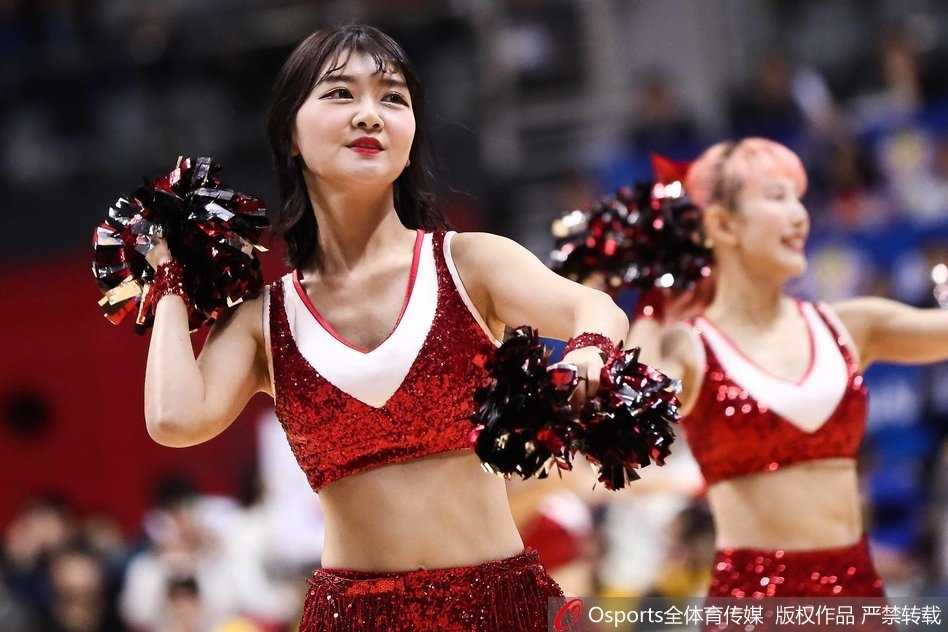这位颜值担当的篮球宝贝在聚光灯下自信领舞，紧身的衣着将她完美的身材曲线展现得淋漓尽致。