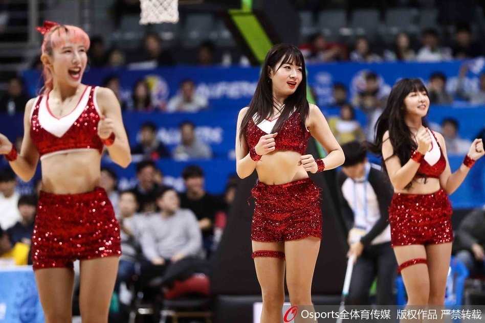 赛后，篮球宝贝们聚在一起，虽然疲惫却难掩兴奋，她们用自己的方式为这场中韩对决画上了圆满的句号。