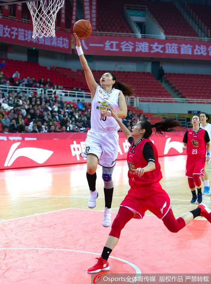 八一队王雪朦在山西队严密防守下依然坚决出手，篮球在空中划出优美弧线