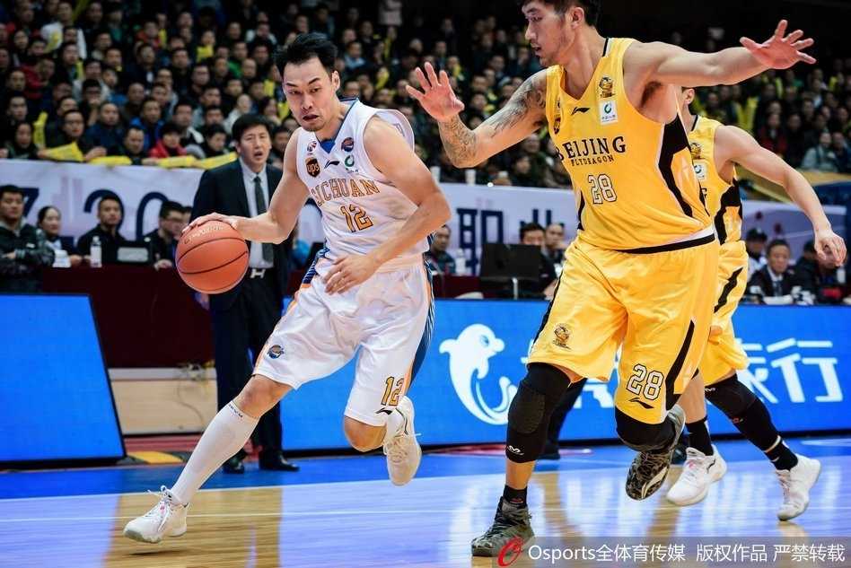 终场哨响，北控球员们紧紧相拥，庆祝这场来之不易的超级逆转，而四川队员则落寞地走向场边。