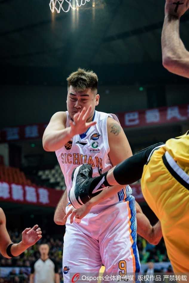 兰多夫顶着防守球员高高跃起，完成关键投篮后挥拳怒吼，仿佛在向整个球馆宣告逆转的到来。