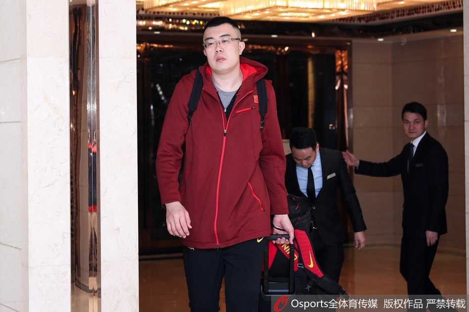 身着红色国家队队服的易建联等核心球员，步出香港机场通道时神情专注而冷峻，仿佛在沉思即将到来的硬仗。