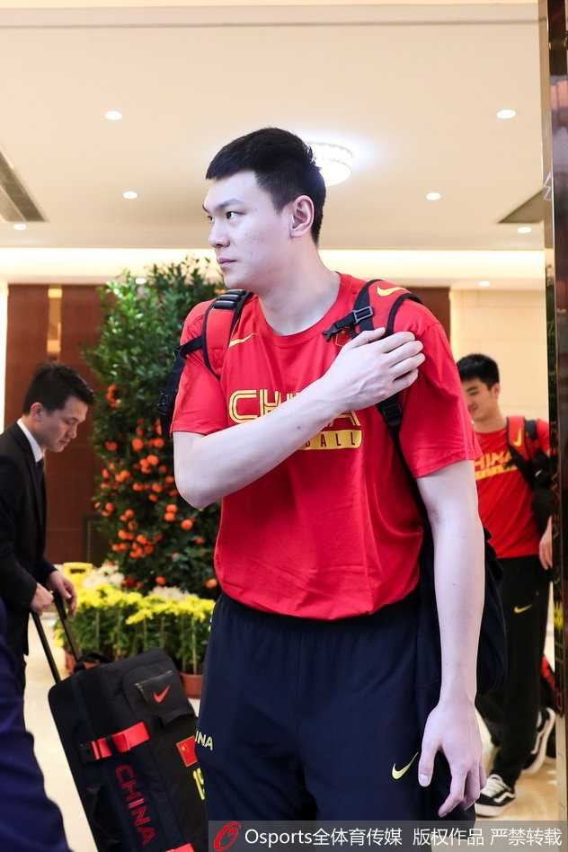 获胜后的中国队球员们围成一圈，相互鼓劲，虽然过程有起伏，但这场胜利让他们更加团结地迎接未来的挑战。