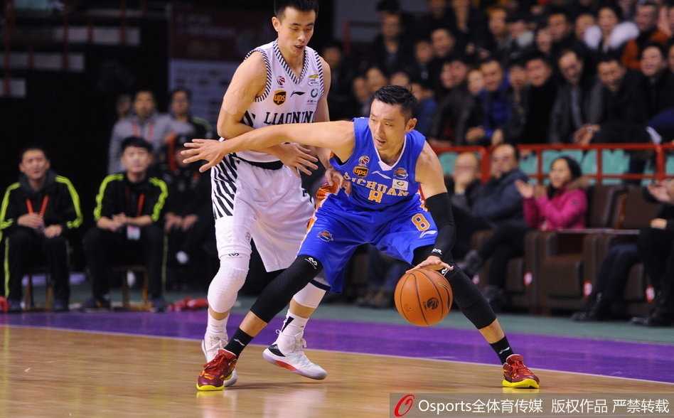 哈德森三分线外自信出手，用精准的投篮书写属于自己的里程碑之夜