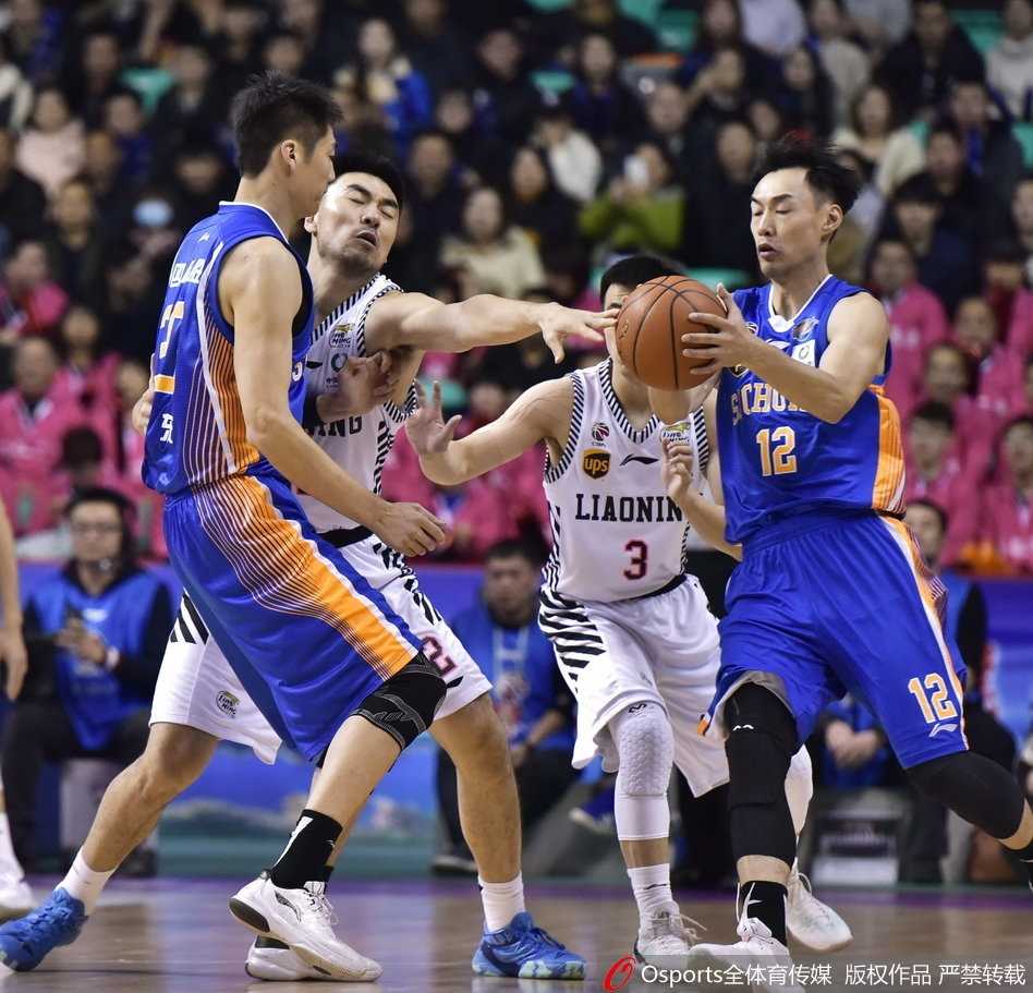 郭艾伦华丽舞步上篮，用节奏和技巧在长人阵中轻盈取分