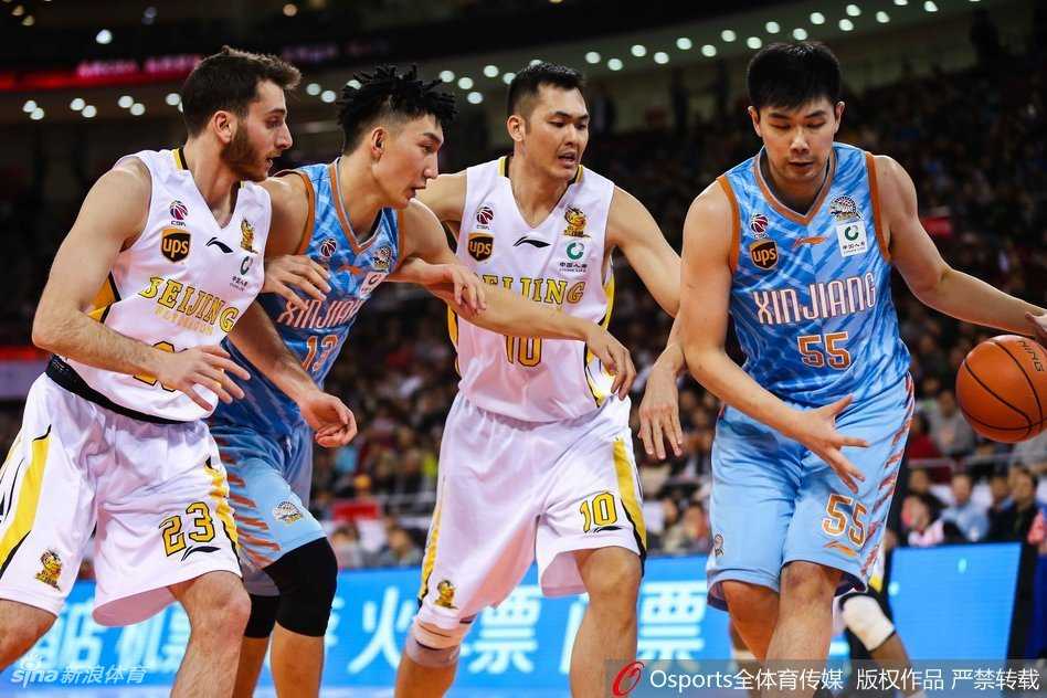 新疆队前锋李根在三分线外果断出手，篮球在空中划过一道完美的弧线直钻网窝，他身后的北控球迷神情紧张，而队友则已开始庆祝。