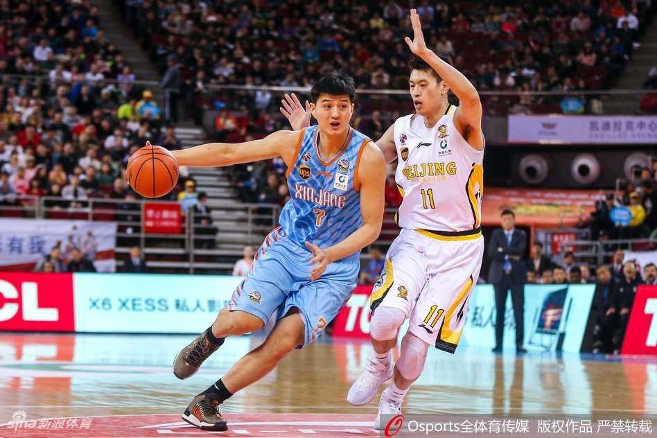 北控队小外援阿拉基在新疆队多名球员的围堵下强行出手三分，篮球出手的瞬间，计时器的红灯已经亮起，他身后的亚当斯高举双臂干扰，整个五棵松的目光都聚焦在这颗决定命运的篮球上。