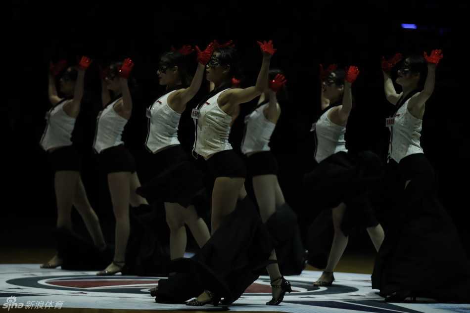 动感的音乐响起，篮球宝贝们在五棵松的球场中央翩翩起舞，她们充满活力的身姿和整齐划一的动作，瞬间驱散了冬日的寒意，将全明星赛的欢快氛围推向第一个高潮。