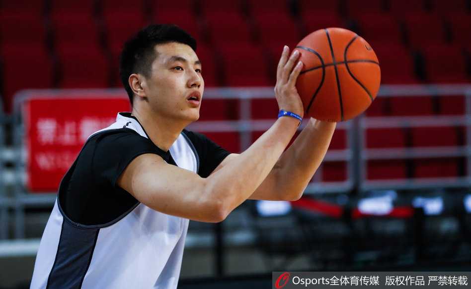 汉密尔顿在训练中高高跃起，舒展的单手劈扣势大力沉，篮球应声入网，旁边的队友纷纷驻足观看，这一刻的训练场仿佛变成了他的个人表演舞台。