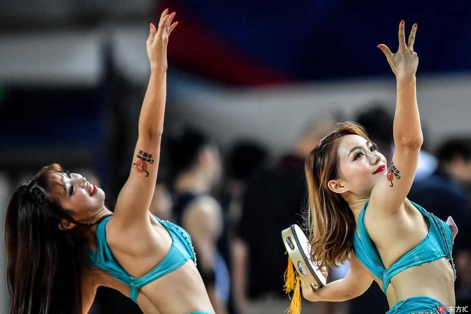 赛后，美女宝贝们依然保持着优雅的姿态退场，手中的手鼓在灯光下泛着光泽，她们用热情为这场紧张的国际赛事画上了温柔的句点。