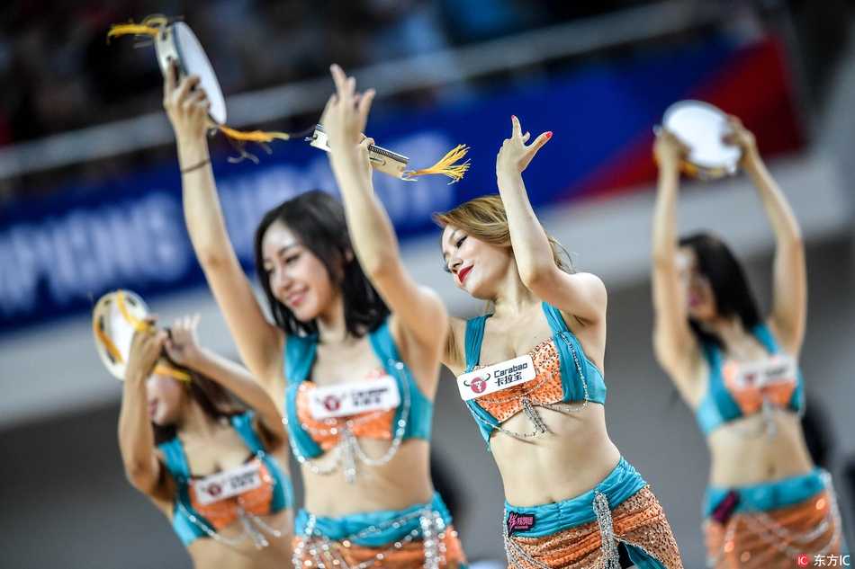 决赛现场，身着闪亮流苏装的金发宝贝微微侧身，指尖仿佛还带着手鼓的余温，眼神中闪烁着对胜利者的致敬。