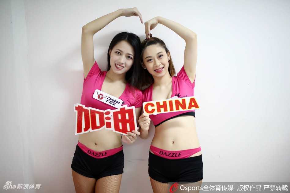 几个女孩已经换回了自己的便服，准备离开。在更衣室门口，她们自然地搂在一起，对着镜头露出轻松又温暖的笑容。没有了舞台妆的浓烈，笑容却更加清澈，仿佛一群刚刚放学、相约回家的好朋友