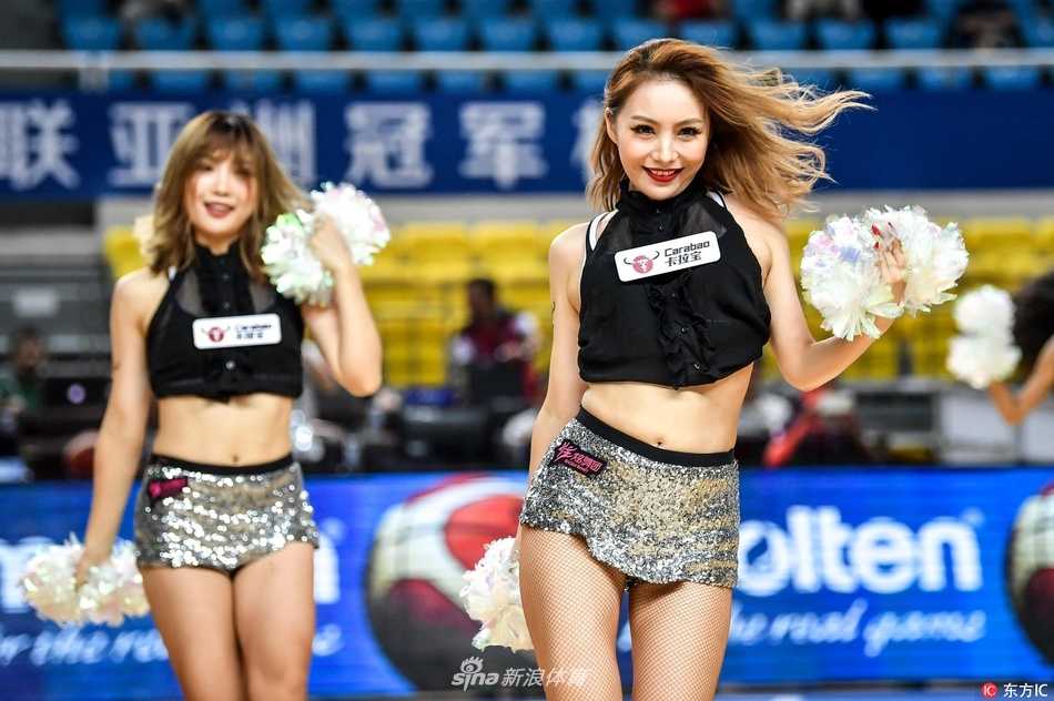 亚冠赛场上的炫舞精灵 篮球宝贝热舞点燃郴州激情 除了集体操,还有充满力量感的个人展示时间。这位宝贝扎着高马尾,在灯光下做出有力的舞姿,健康的小麦色肌肤和马甲线彰显着运动女孩的独特魅力。