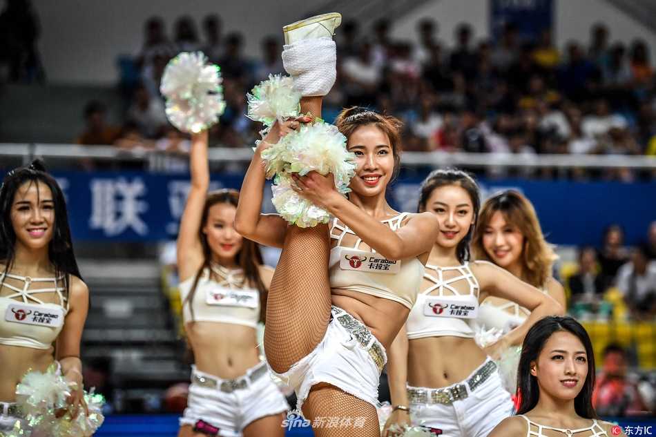 亚冠赛场上的炫舞精灵 篮球宝贝热舞点燃郴州激情 镜头拉近,这位笑容甜美的啦啦宝贝正在专注地完成舞蹈动作,即使是一个简单的定点姿势,也透露出专业的舞台表现力和自信的光芒。