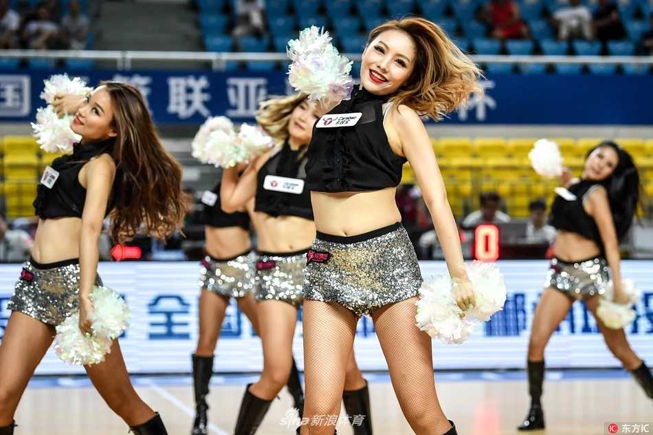 亚冠赛场上的炫舞精灵 篮球宝贝热舞点燃郴州激情 表演间隙,啦啦宝贝们在场边稍作休息,即便只是站立等待,她们依然保持着挺拔的姿态,宛如赛场边一道亮丽而流动的风景线。