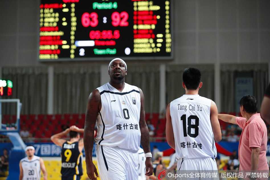 亚冠赛场新疆喀什古城遭西亚劲旅血洗 三十分分差敲响卫冕警钟 新疆外援亚当斯在三人包夹下强行起跳投篮,孤独的身影映衬出球队当时的进攻困境