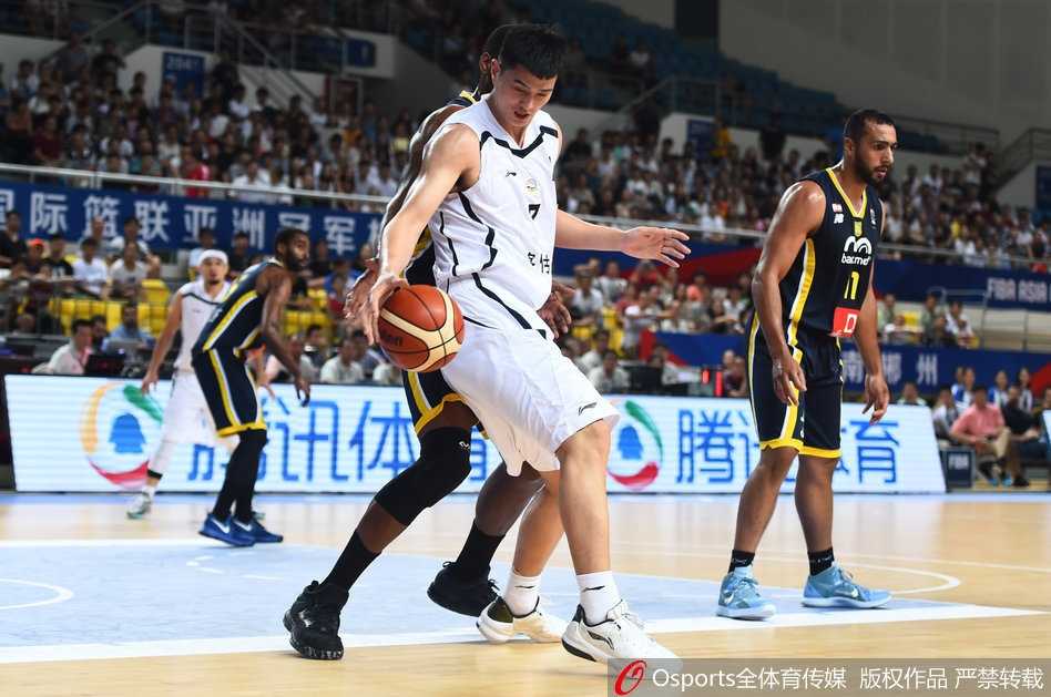 亚冠赛场新疆喀什古城遭西亚劲旅血洗 三十分分差敲响卫冕警钟 黎巴嫩球员海达尔在新疆队内线轻松上篮,新疆男篮的防线在这一刻形同虚设