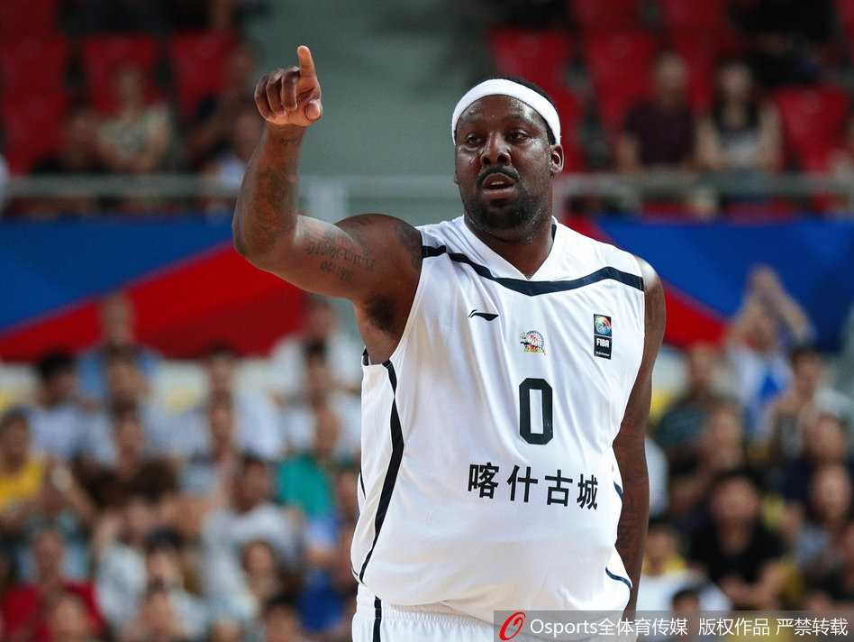 亚冠赛场新疆喀什古城遭西亚劲旅血洗 三十分分差敲响卫冕警钟 新疆队替补席上一片死寂,球员们神情落寞地看着场上分差被进一步拉大