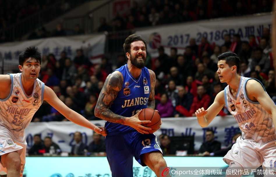 亚当斯狂轰52分引领新疆飞虎狂潮,主场二十天大胜复仇江苏肯帝亚 新疆队亚当斯在江苏队严密防守下依然自信出手,篮球在空中划出优美弧线