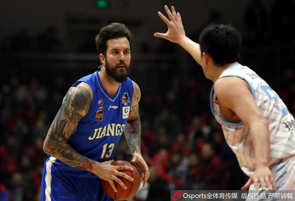 亚当斯狂轰52分引领新疆飞虎狂潮,主场二十天大胜复仇江苏肯帝亚 新疆队教练组在场边紧张指挥,战术板上的线条交织成当晚胜利的蓝图