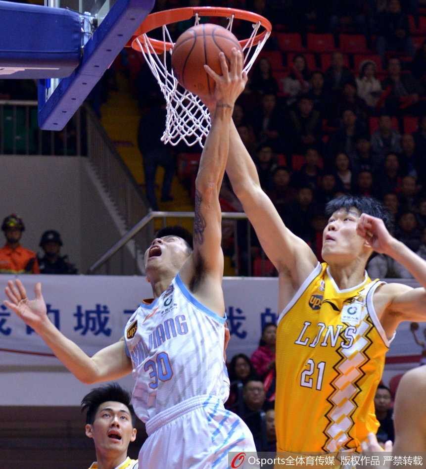 亚当斯穿裆戏耍引爆冲突,布拉切野兽出笼,新疆主场91-86击退广厦 胡金秋在俞长栋的贴身紧逼下奋力拼抢篮板,年轻的他用活力为广厦搏得了多次二次进攻机会。