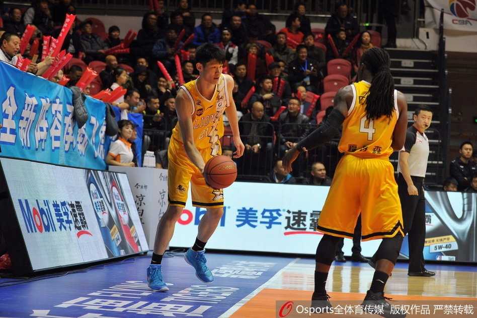 亚当斯穿裆戏耍引爆冲突,布拉切野兽出笼,新疆主场91-86击退广厦 布拉切低位单打博洛西斯,他用标志性的晃肩假动作骗过防守,柔和的手感将球送入网窝。