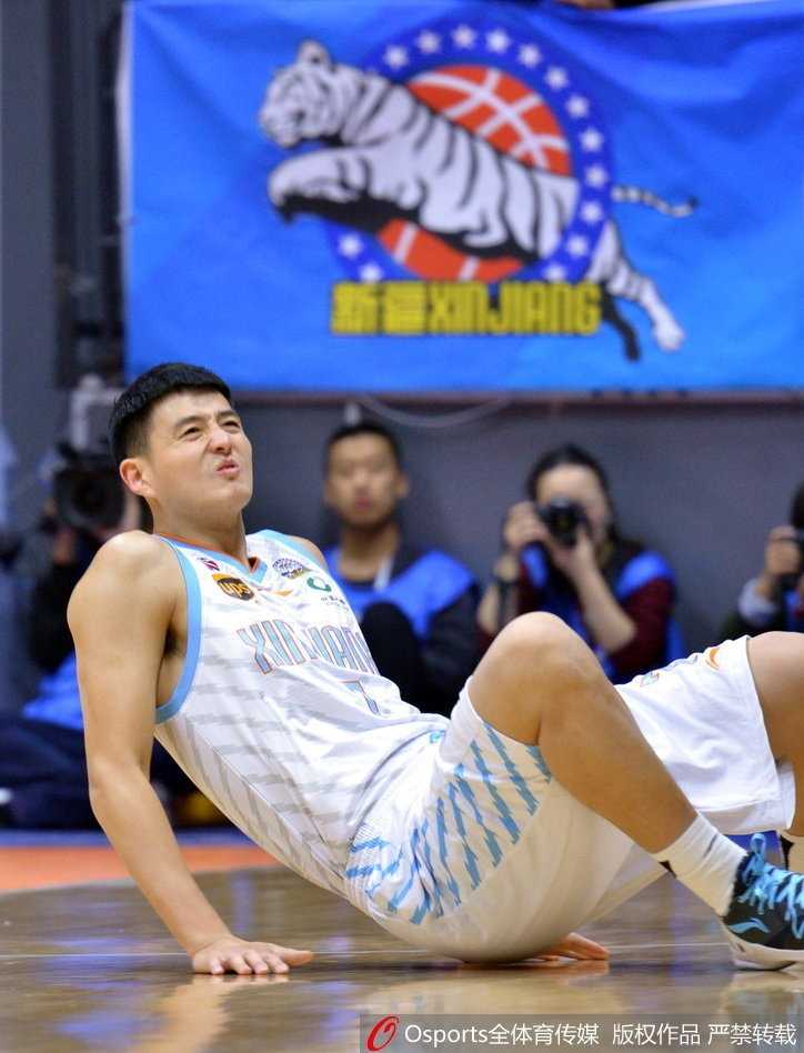 亚当斯穿裆戏耍引爆冲突,布拉切野兽出笼,新疆主场91-86击退广厦 新疆外援亚当斯运球疾驰,眼神犀利地观察着队友的跑位,准备在广厦的防线中撕开一道口子。