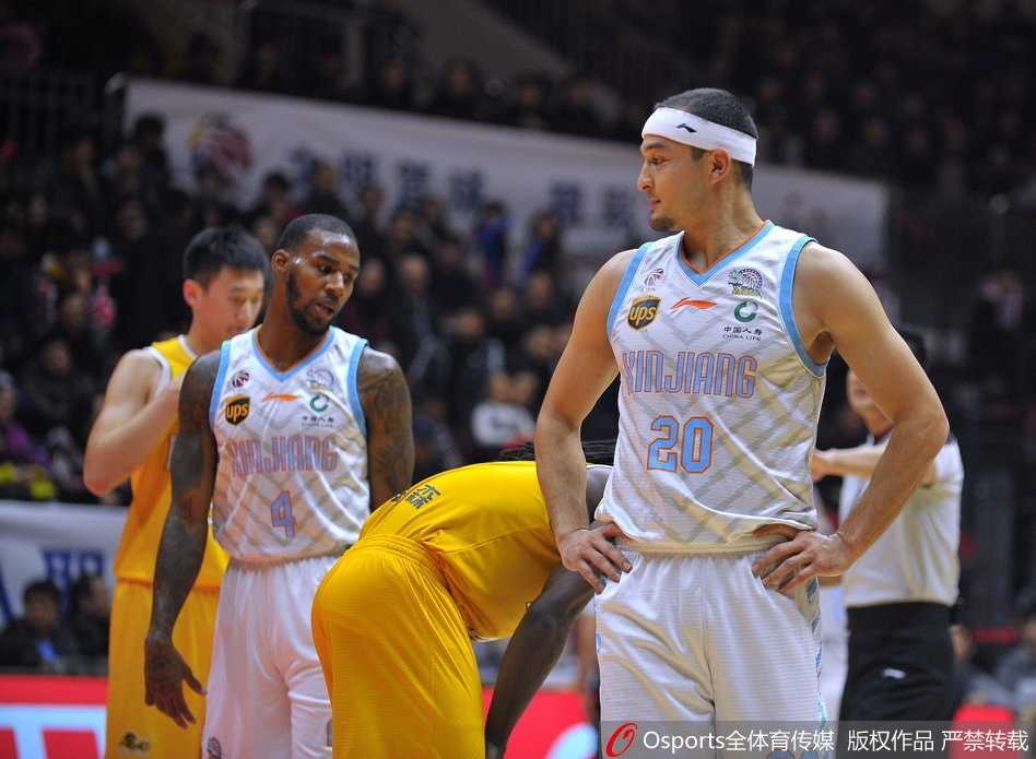 亚当斯穿裆戏耍引爆冲突,布拉切野兽出笼,新疆主场91-86击退广厦 亚当斯如灵蛇般穿梭防线,面对广厦多名球员的围追堵截,依然闲庭信步地组织进攻。